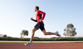Løb er en glimrende øvelse for at forbedre en mands styrke. 