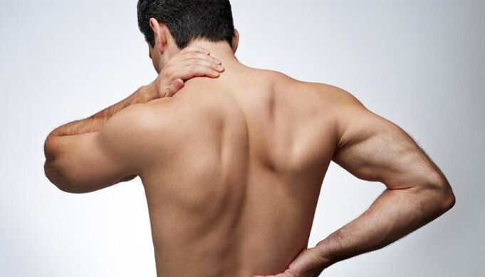 Intervertebral brok manifesterer sig som rygsmerter og bidrager til forringelsen af ​​styrken